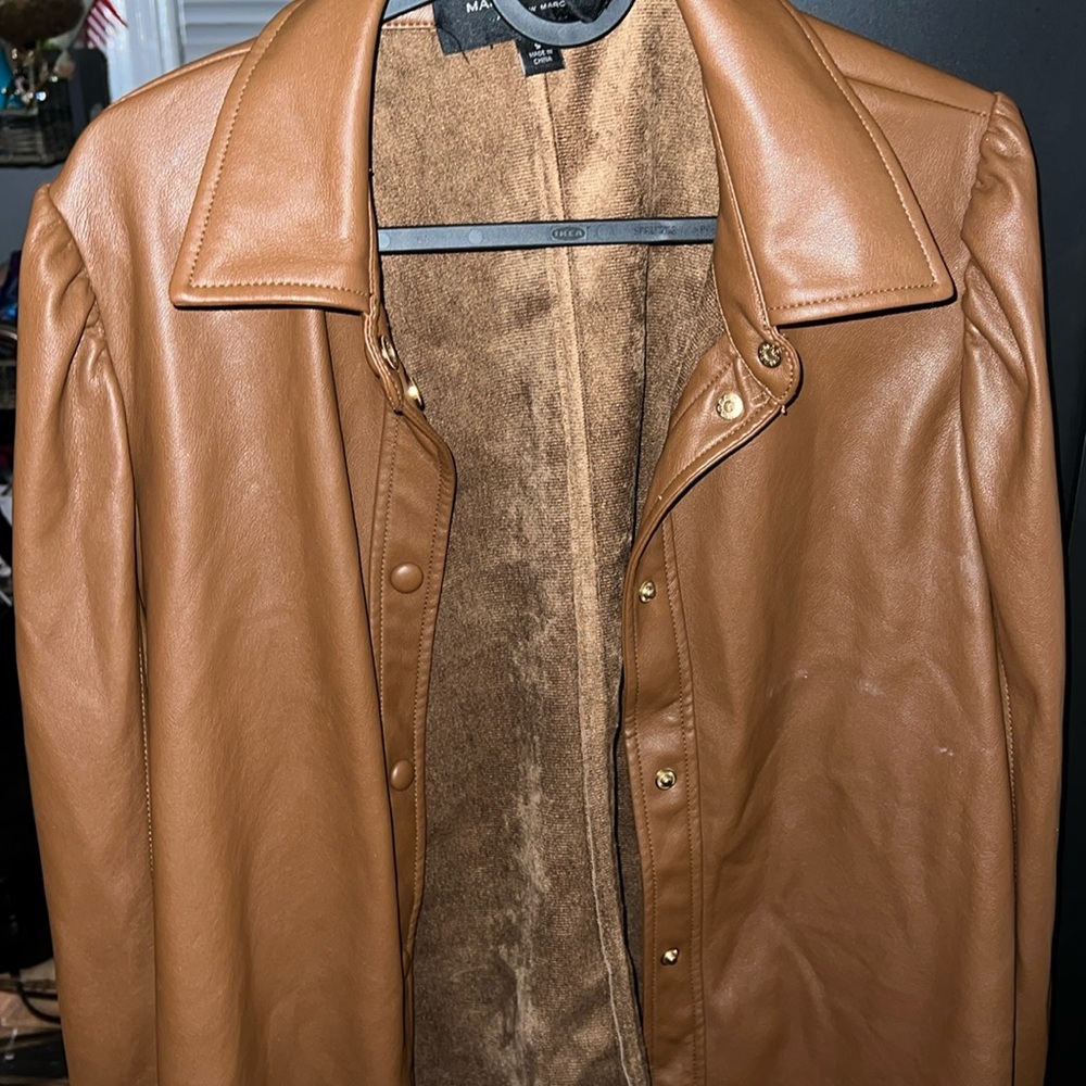 Very elegant leather jacket, perfect for fall or spring.